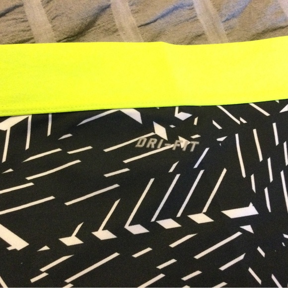 Nike Pro DriFit 19” crops leggings size medium - Picture 5 of 9